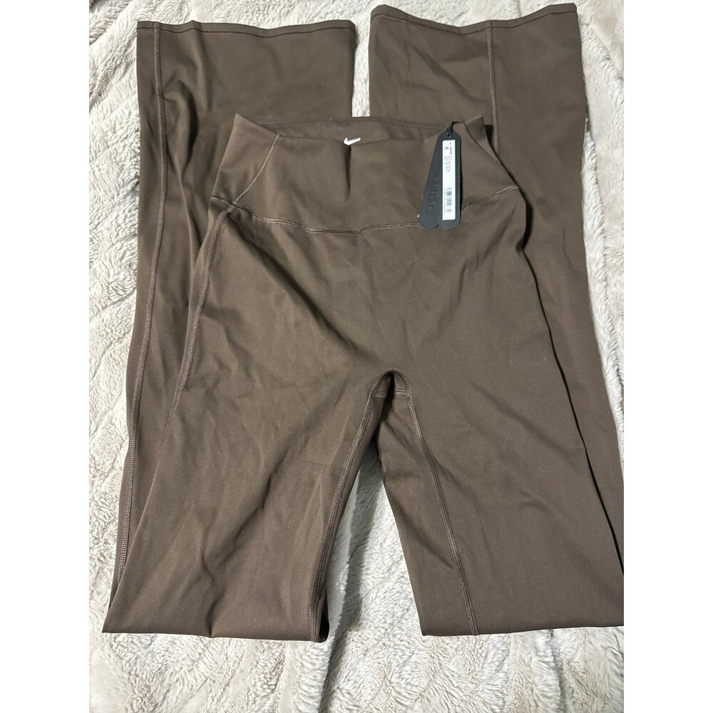 Nike Skims Matte Slim Flare Legging - Picture 6 of 7